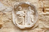 Médaillon sculpté :  la visite de saint Antoine à saint Paul de Thèbes, ermite ?