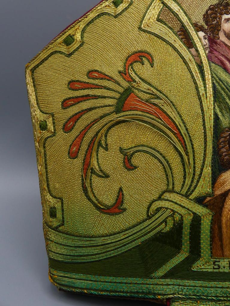 mitre de Mgr Chevrier, molleton et boîte de rangement