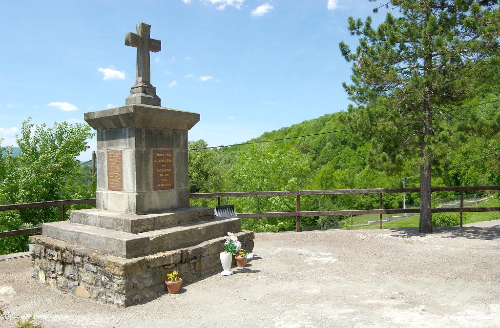 monument aux morts (croix de cimetière) de la guerre de 1914-1918 et de la guerre de 1939-1945