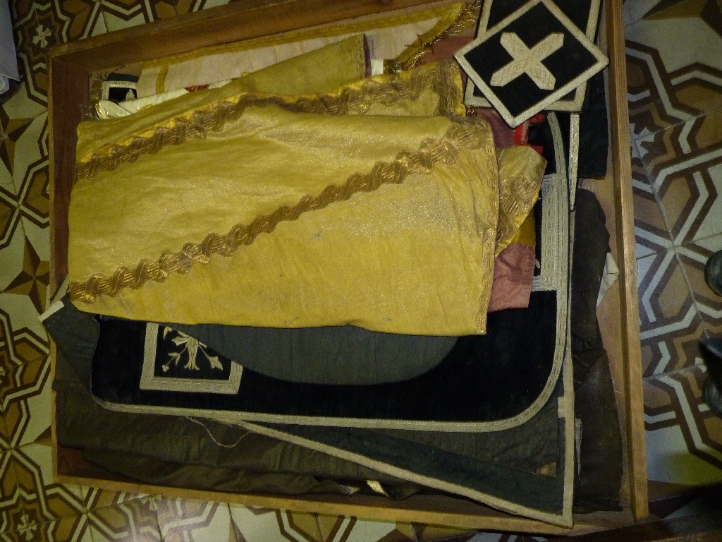 vêtements liturgiques ; chasubles ; étoles; voiles de calice ; manipules ; bourses ; nappes d'autel forfait sacristie