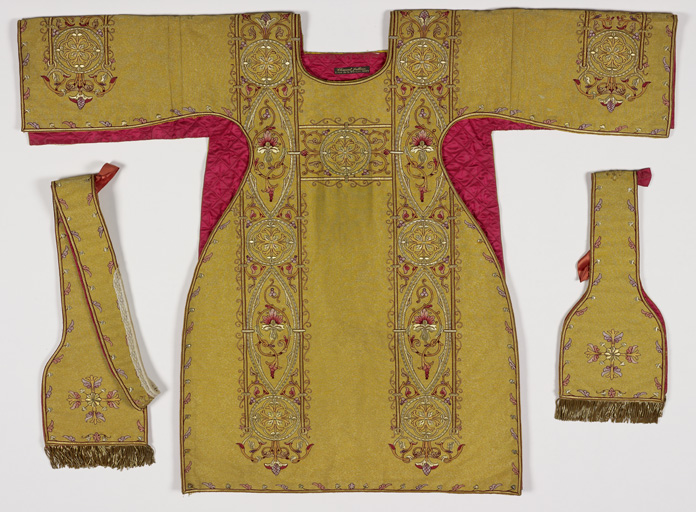 ornement liturgique or accompagné de deux étoles supplémentaires, de deux manipules supplémentaires, de deux dalmatiques, d'un voile huméral et d'une chape (n° 1)