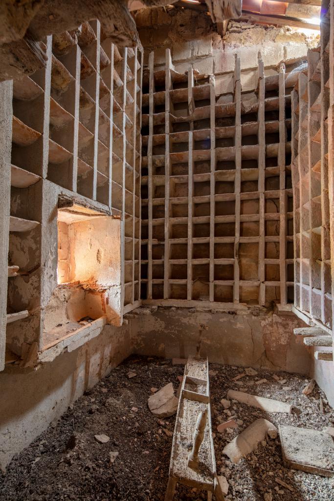 Etage de comble, vue intérieure de la tour, casiers du pigeonnier.