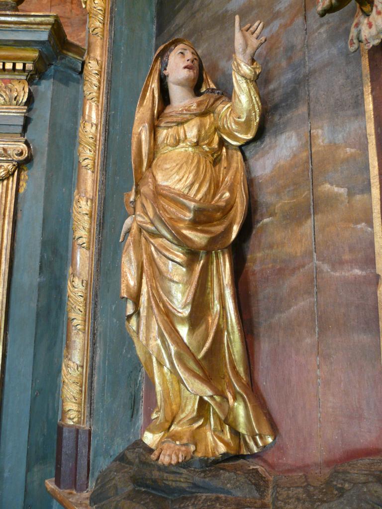 ensemble du retable du maître-autel : autel tombeau, 2 gradins d'autel, tabernacle-exposition architecturé de forme pyramidale, 3 hauts-reliefs : La Crucifixion, 2 statues : Saint Roch et Saint Antoine