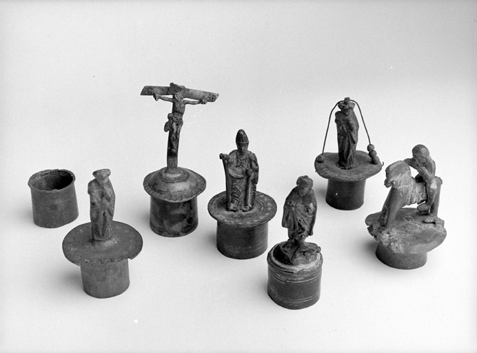 Statuettes (7) (St Martin ; St Roch ; St Martin évêque ; Christ en croix ; Vierge à l'Enfant) - ensemble de plats de quête