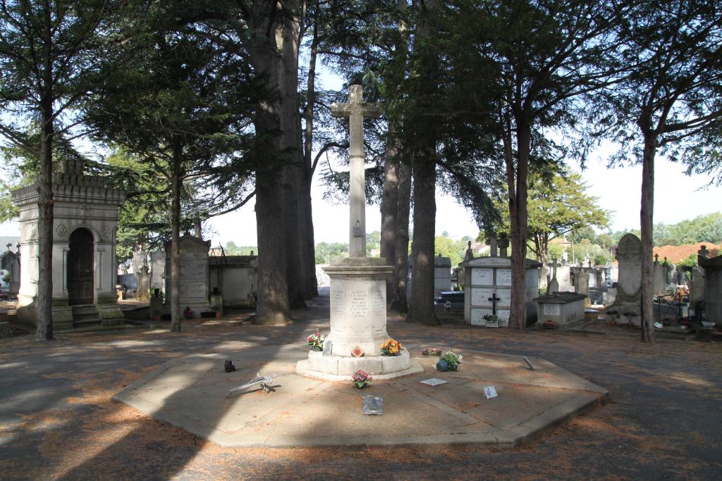 ensemble de 2 monuments aux morts et une croix monumentale à la mémoire des militaires morts au combat