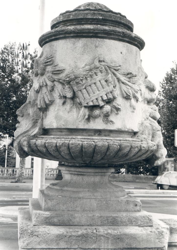 2 vases décoratifs