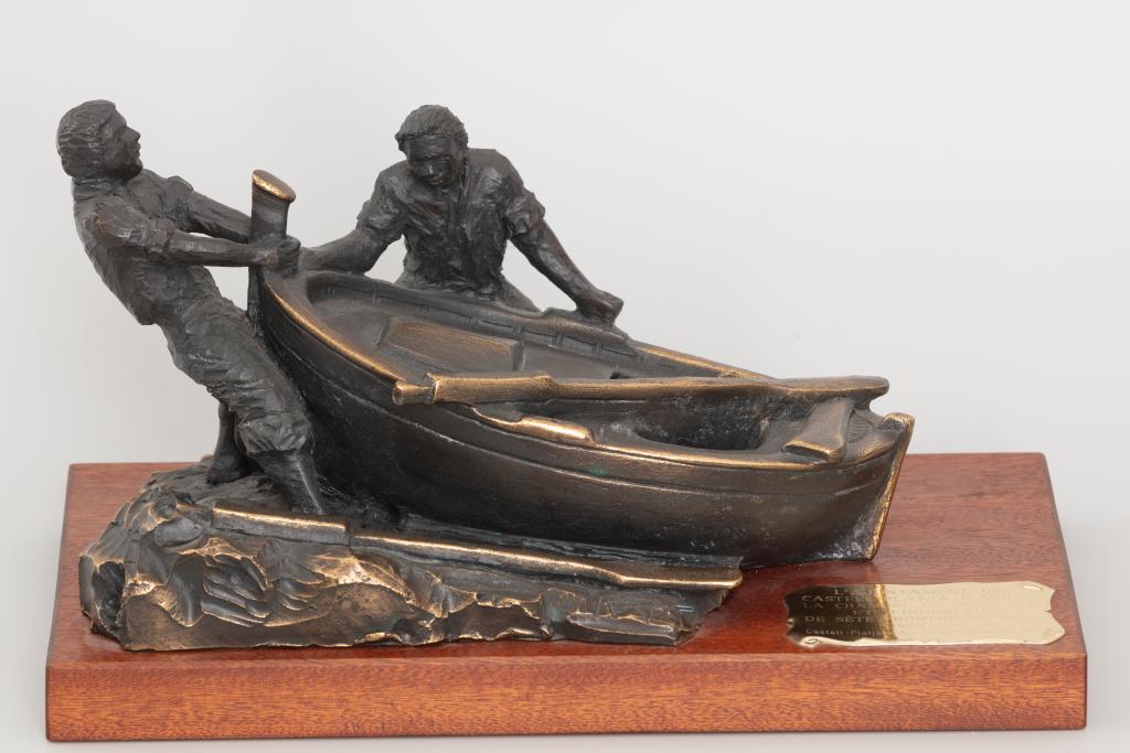 trophée sportif : marins remontant une barque