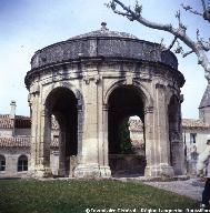 fontaine du cloître Saint-Jean