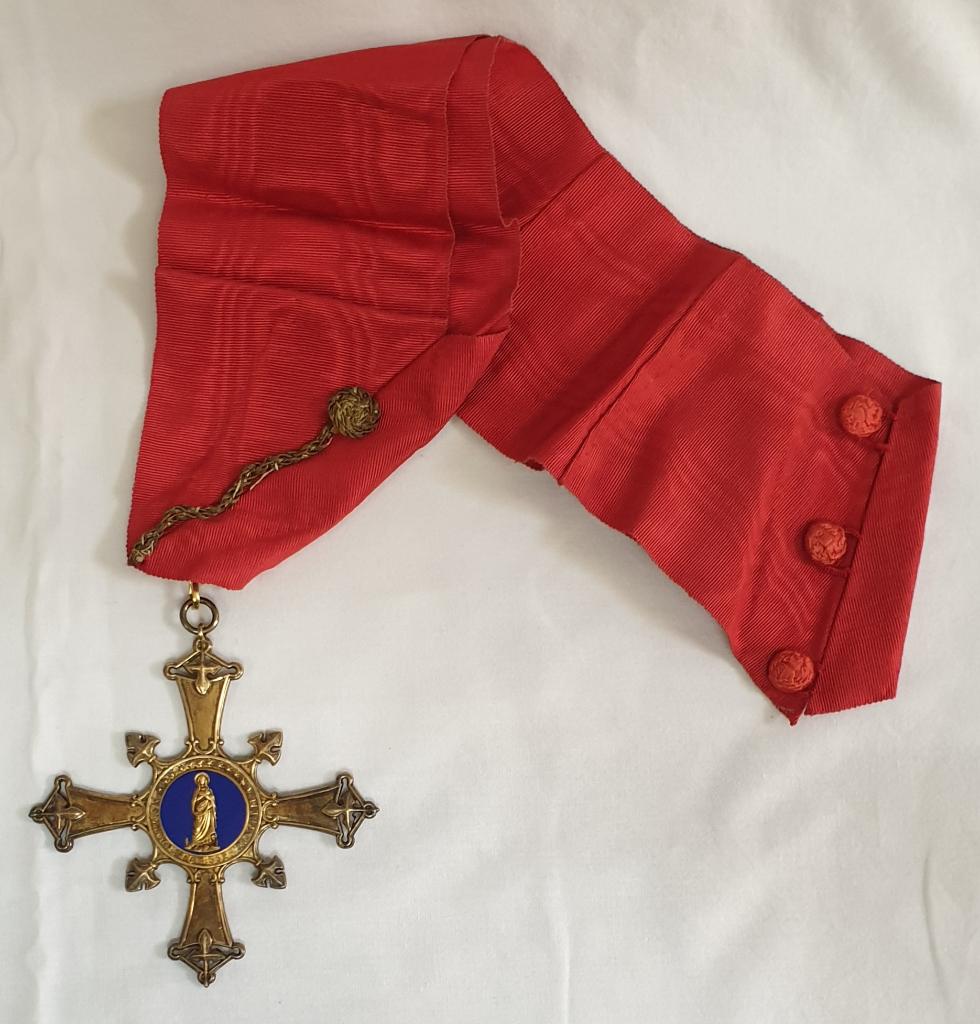 croix pectorale du chapitre de Nîmes avec sa boîte