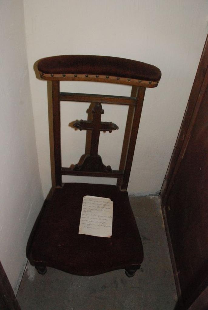 confessionnal, prie-Dieu
