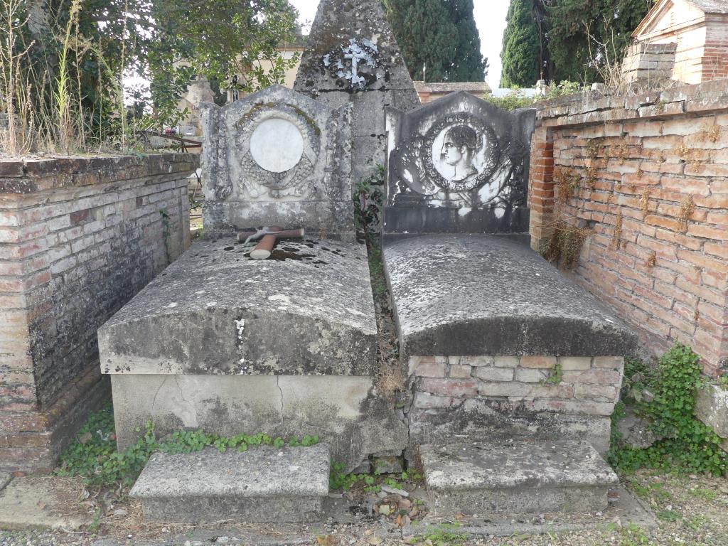tombe de Léon Dehollain et de Clémence Combes , trapèze B, couronne, n°69 et 68 bis