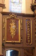 lambris de revêtement du maître-autel : Trophées liturgiques