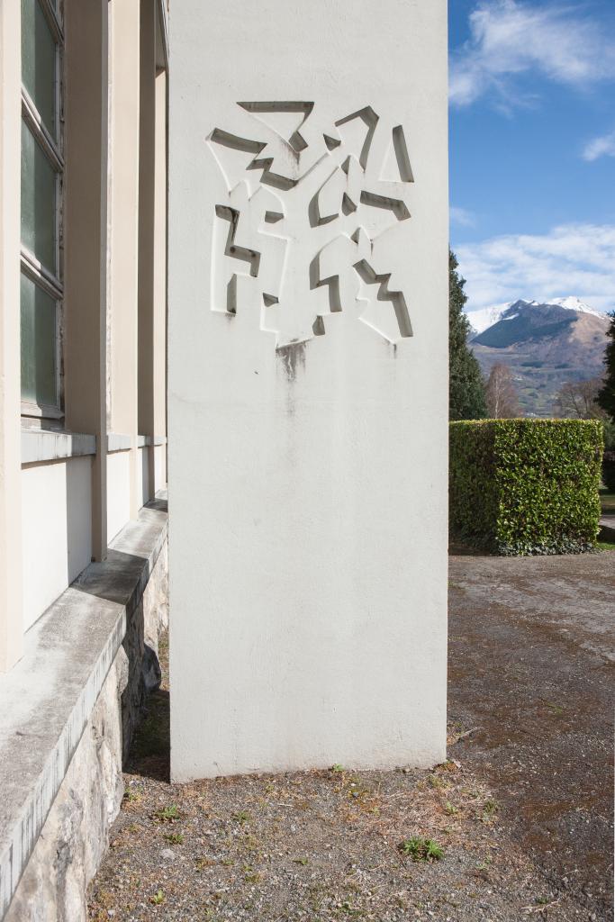ensemble de 16 reliefs en creux