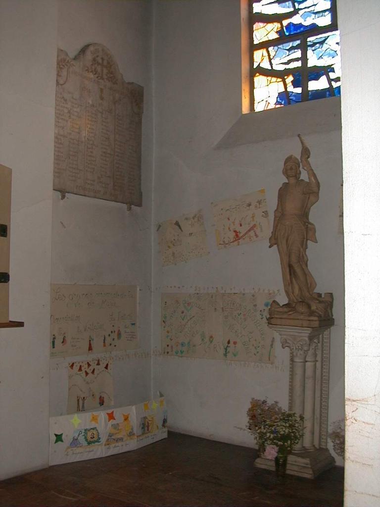 ensemble du monument aux morts, plaque commémorative de la guerre de 1914-1918 et la statue (petite nature) de Jeanne d'Arc sur une console.