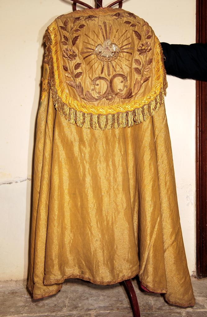 ensemble d'un ornement en drap d'or, de style néo-gothique : chasuble, chape, étole et manipule : Pélican mystique