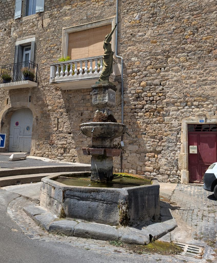 monument (monument commémoratif), fontaine monumentale, statue monumentale de Marianne ou de la Liberté