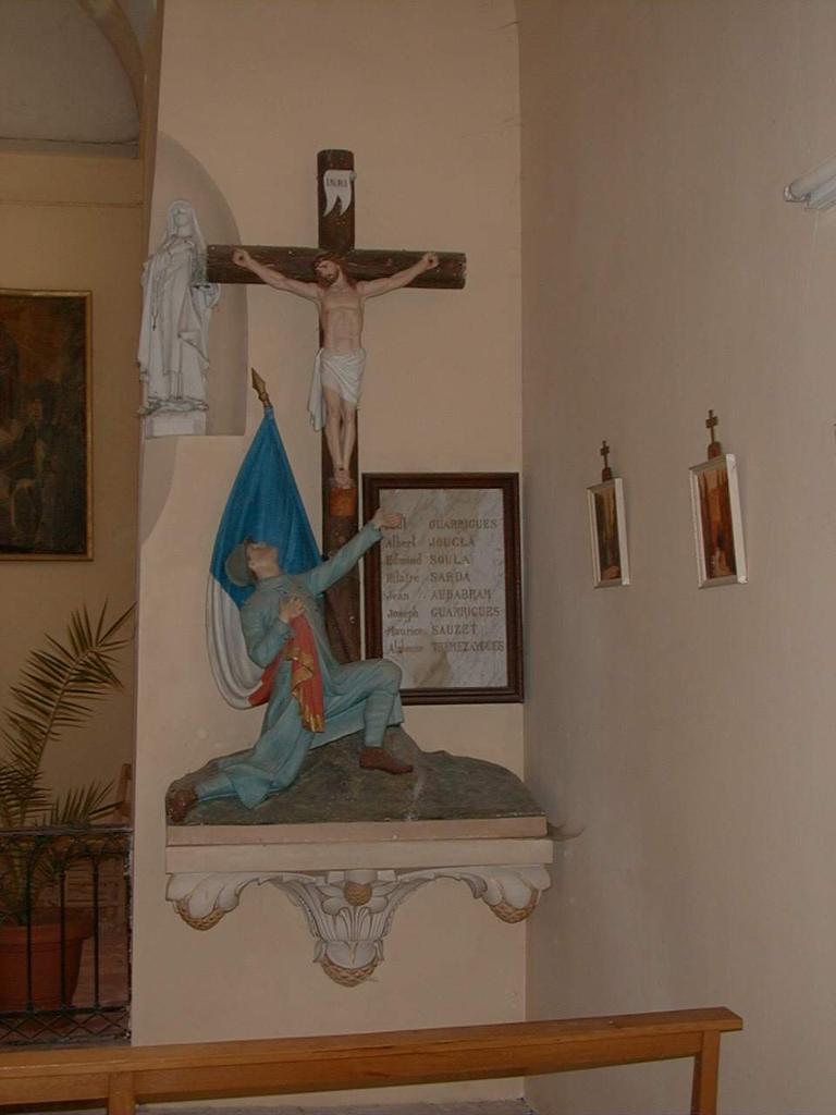 ensemble du monument aux morts, du tableau commémoratif de la guerre de 1914-1918 et du groupe sculpté relié du Christ en croix et du soldat (grandeur nature) sur leur socle