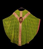 ensemble d'un ornement vert, de style Art Déco : chasuble, voile de calice, étole