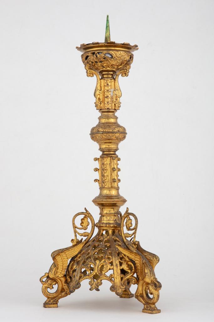 garniture du maître-autel : quatre chandeliers et une croix