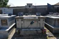 tombeau à caveau monumental et stèle funéraire