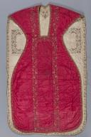 Deux chasubles réversibles, une blanc/rouge avec manipule, une vert/violet, avec manipule, voile de calice et bourse de corporal.