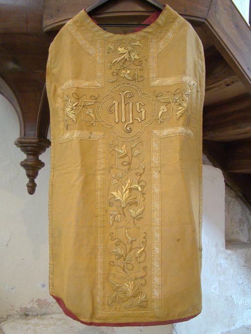 ensemble d'un ornement doré : chasuble, étole de clerc, manipule, voile de calice