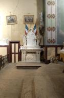 ensemble du monument aux morts de la guerre de 1914-1918 avec l'autel secondaire, les statues (grandeur nature) de Jeanne d'Arc et de Notre-Dame de Lourdes avec leurs consoles.