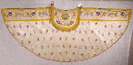 chasuble blanche avec voile de calice, bourse de corporal et chape
