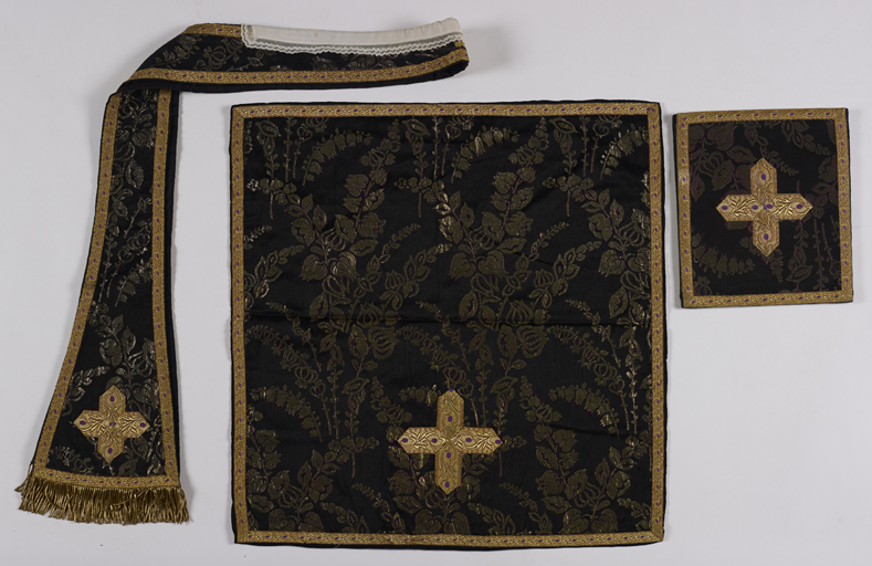Chasuble noire avec étole, manipule et voile de calice