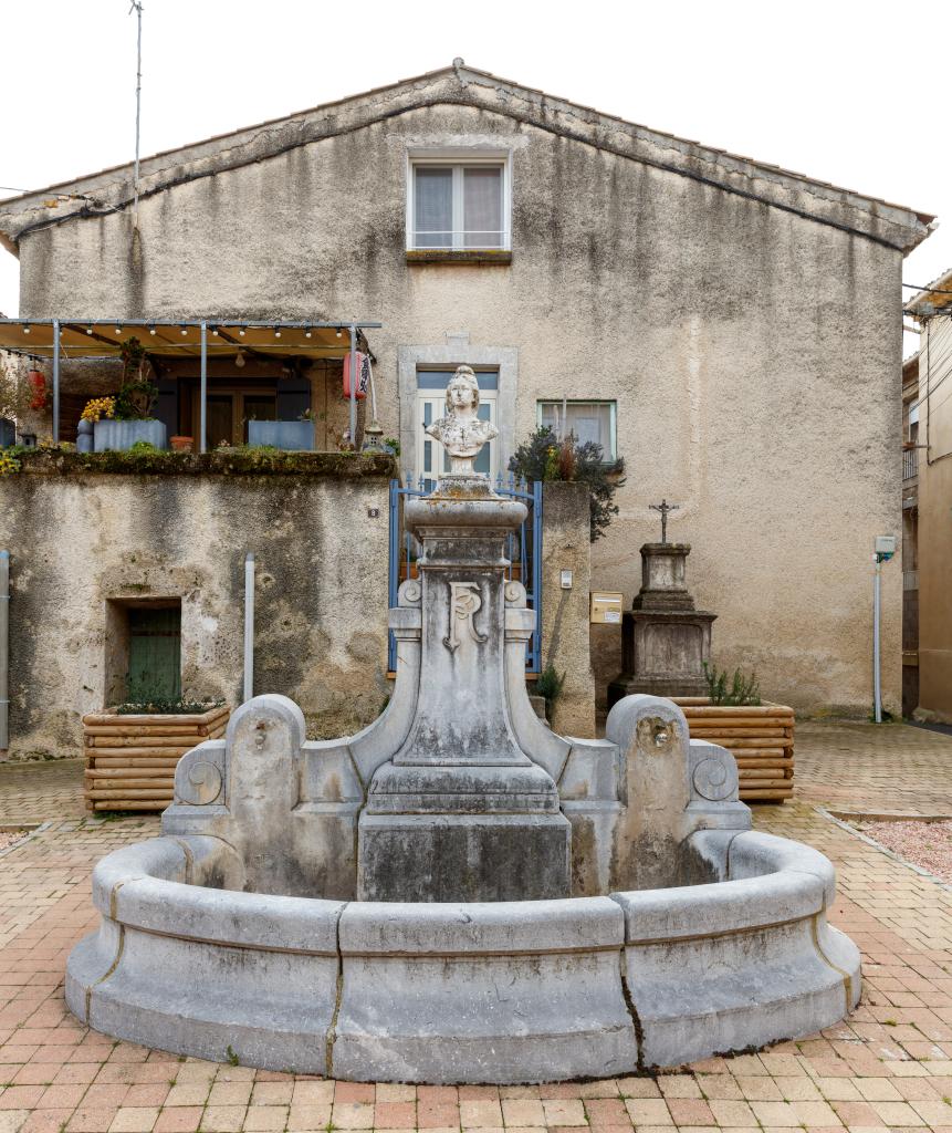 fontaine monumentale avec buste de Marianne