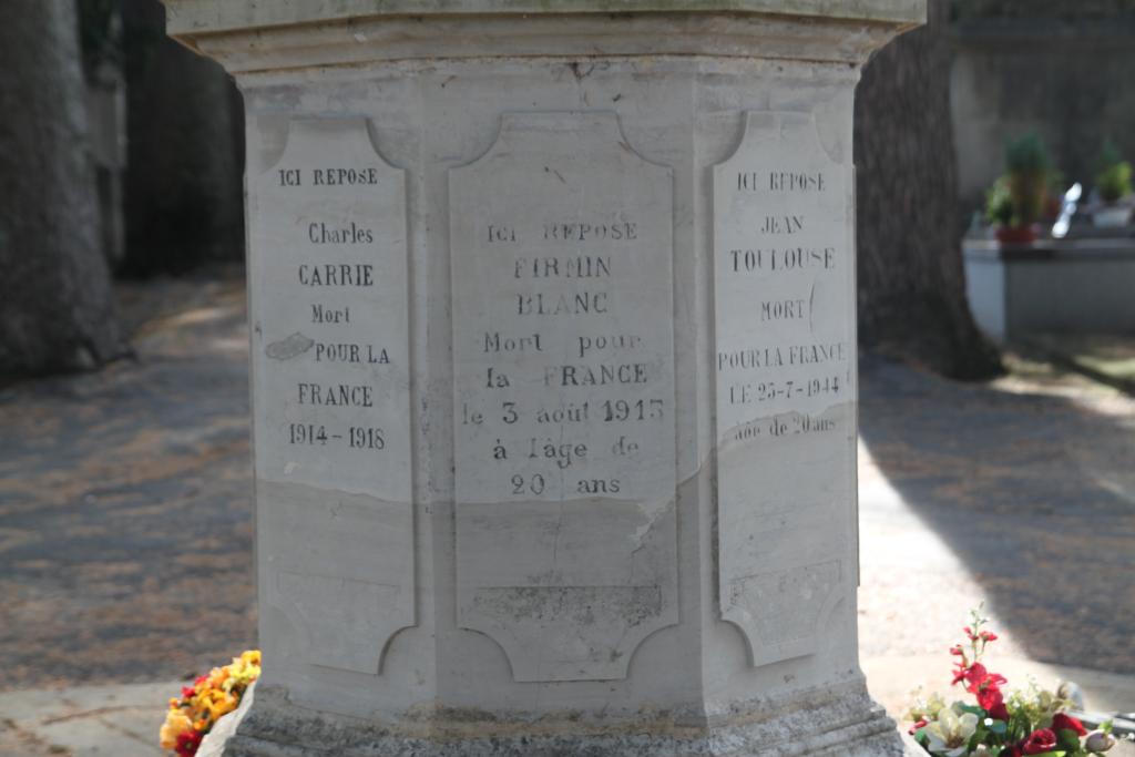 ensemble de 2 monuments aux morts et une croix monumentale à la mémoire des militaires morts au combat