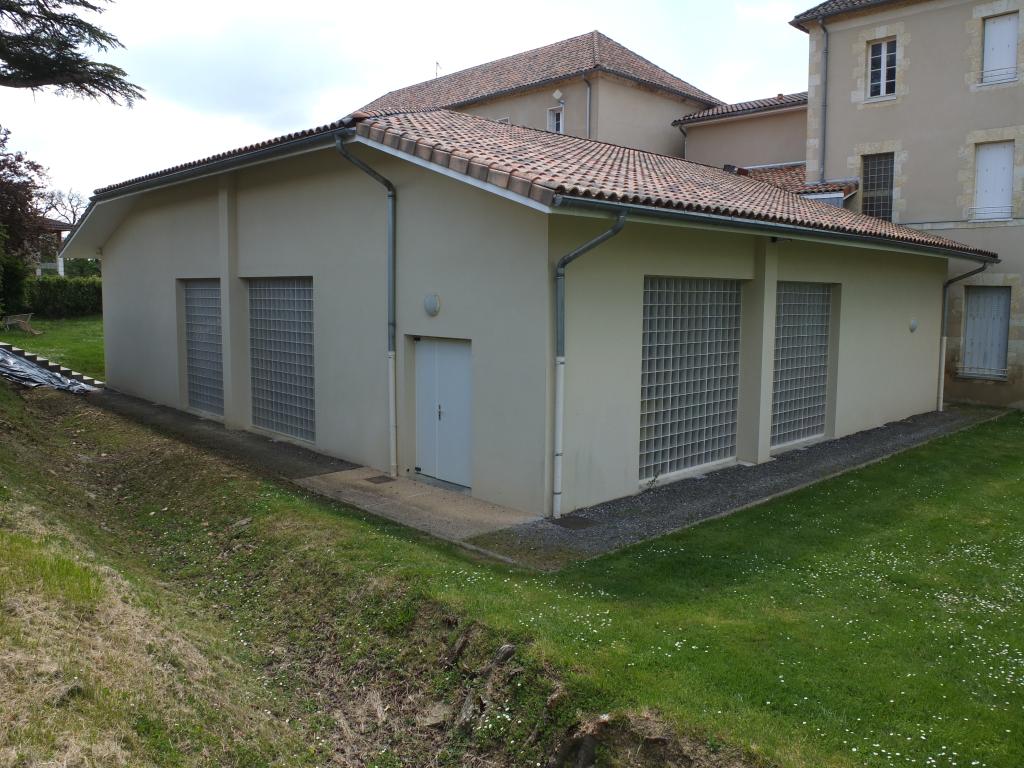 château, puis école des Frères de l'Instruction Chrétienne de Ploërmel, puis école ménagère agricole, aujourd'hui lycée d'enseignement général, technologique et agricole d'Auch Beaulieu-Lavacant