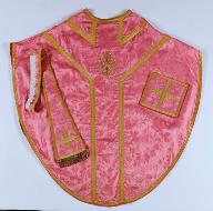 Chasuble ample rose avec étole, bourse de corporal, voile de calice et chape