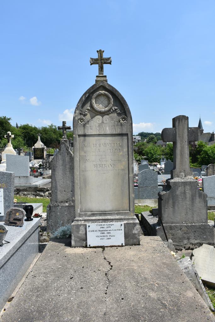 tombeau (stèle funéraire) de l'ancien maire Vital Beaumevieille