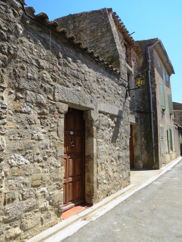 maisons modernes et contemporaines avec remploi médiéval à Lagrasse