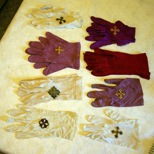 cinq paires de gants pontificaux et trois gants isolés (n° 76)