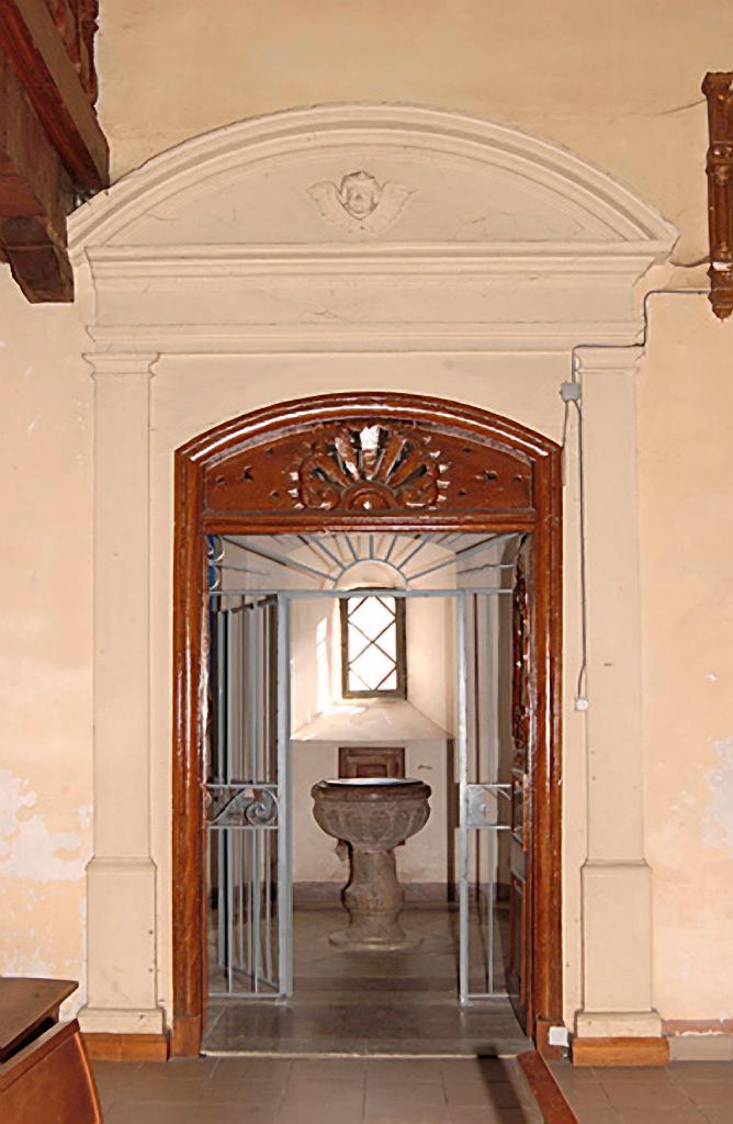 porte de la chapelle des fonts baptismaux et son encadrement architecturé, style rocaille