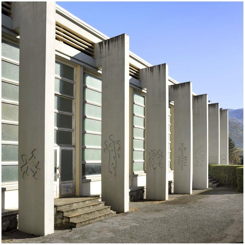 ensemble de 16 reliefs en creux