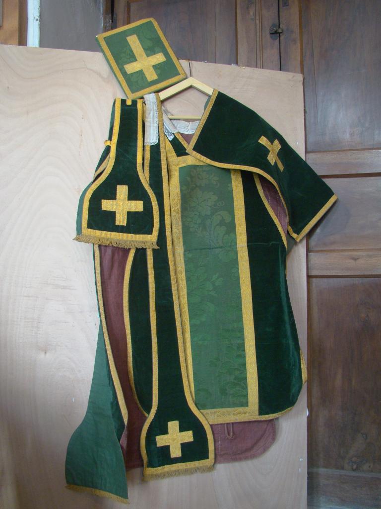 ensemble d'un ornement vert : chasuble, étole de clerc, manipule, voile de calice, bourse de corporal