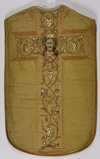 ornement liturgique catholique or avec deux dalmatiques, deux manipules, une étole et deux colletins