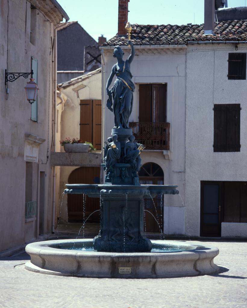 monument (monument commémoratif), fontaine de la république, avec une Marianne porteuse de lumière