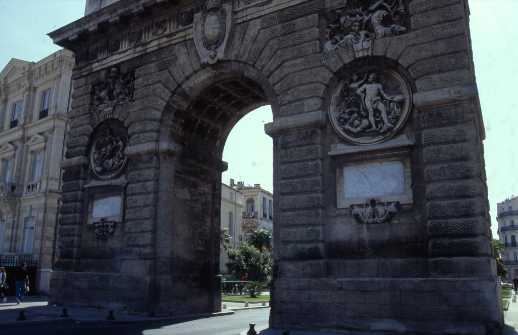 porte de ville en forme d'arc de triomphe