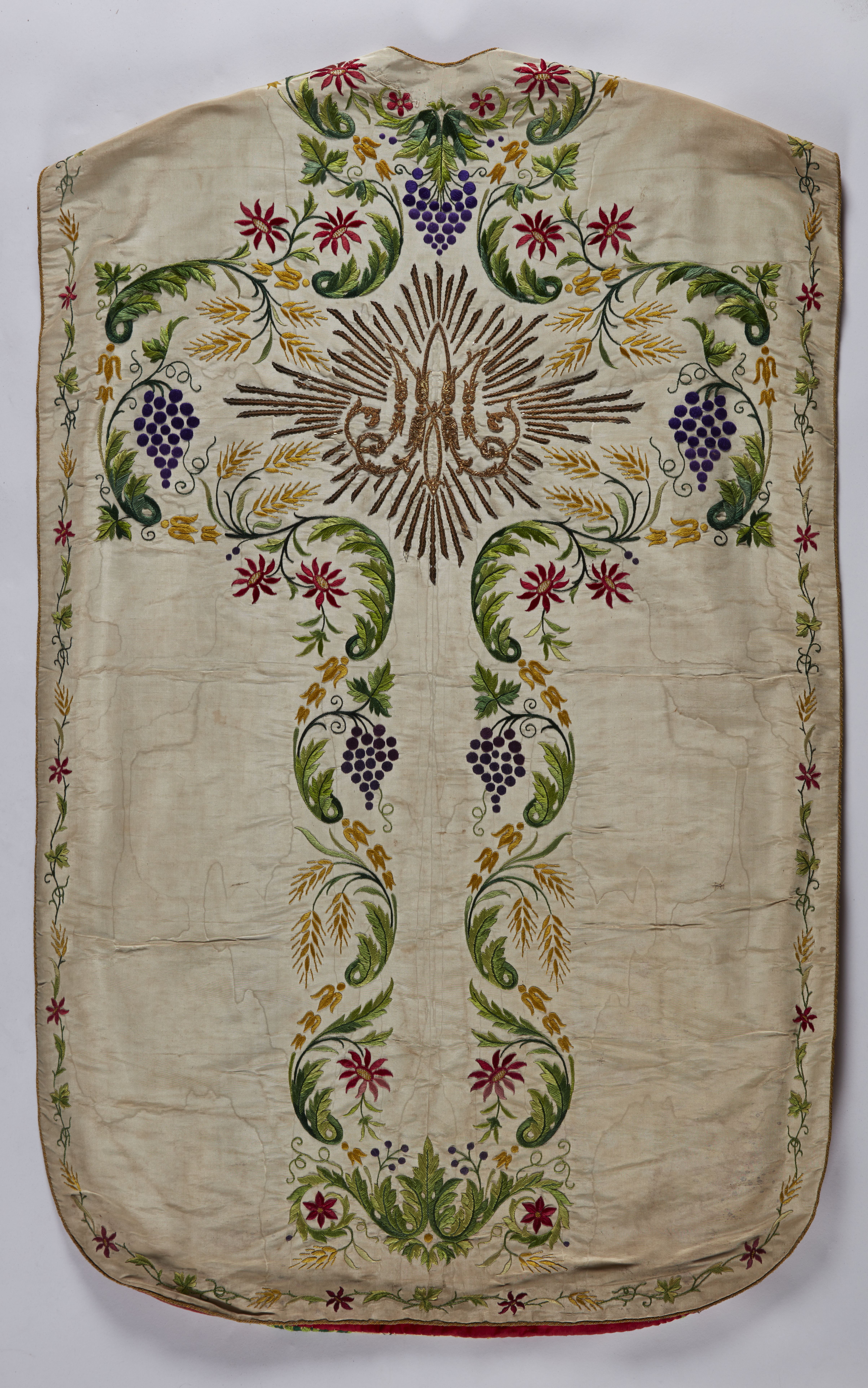 chasuble blanche avec étole et manipule