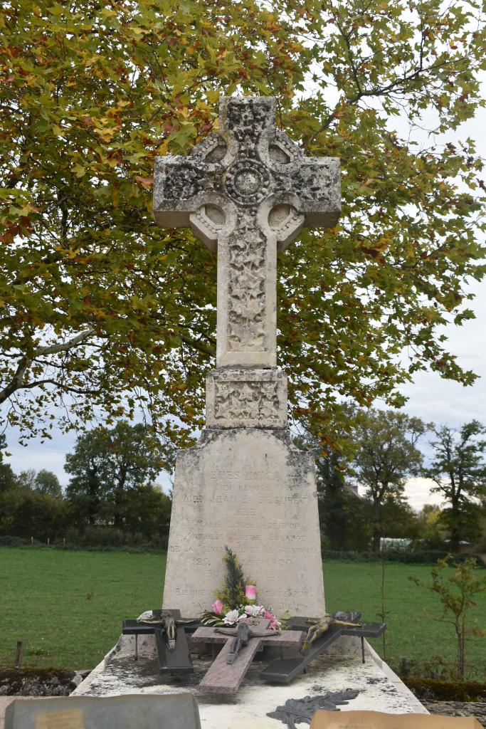 Croix du tombeau de la famille de Séguret.