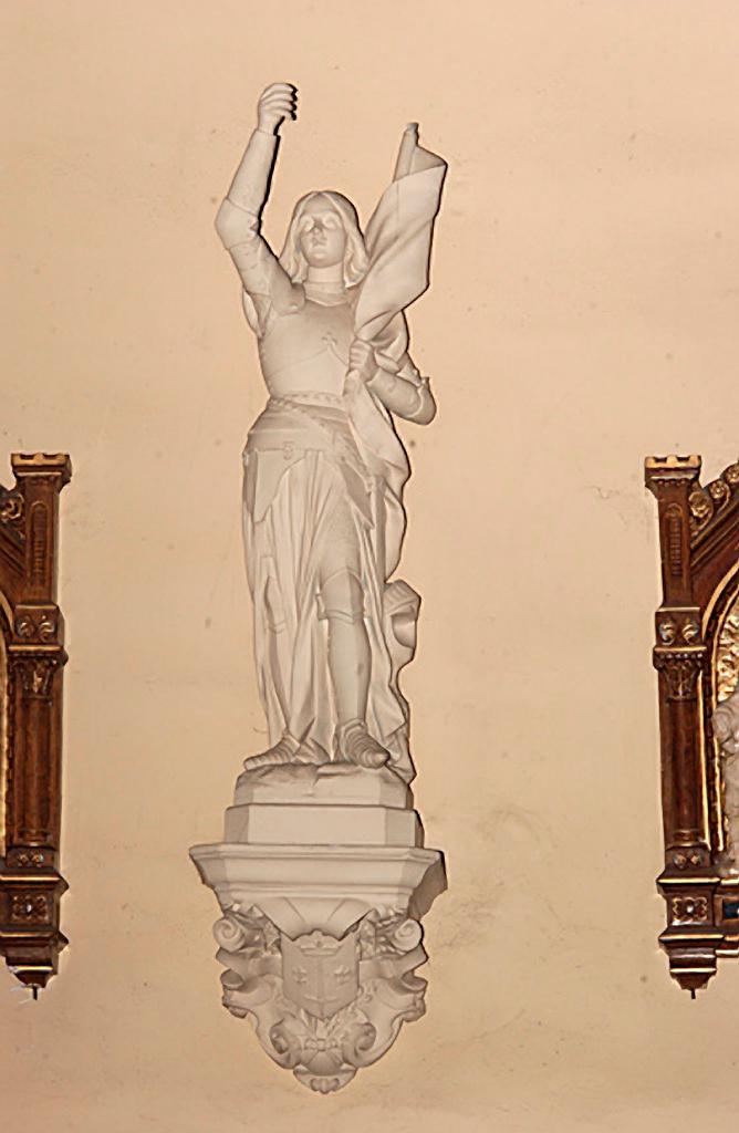 ensemble du monument aux morts de la guerre de 1914-1918 et des statues (grandeur nature) d'un soldat et de Jeanne d'Arc et sa console