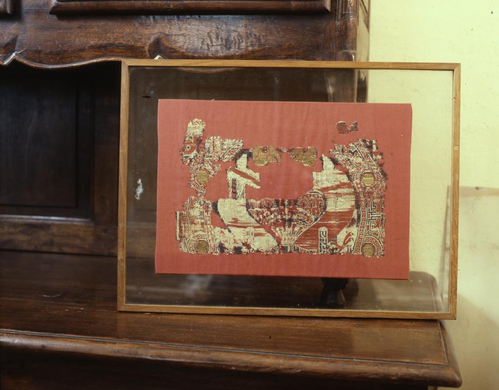 Fragments de tissu de soie : Lampas ou samit aux aigles bicéphales de Nostra-Senyora-de-la-Victoria