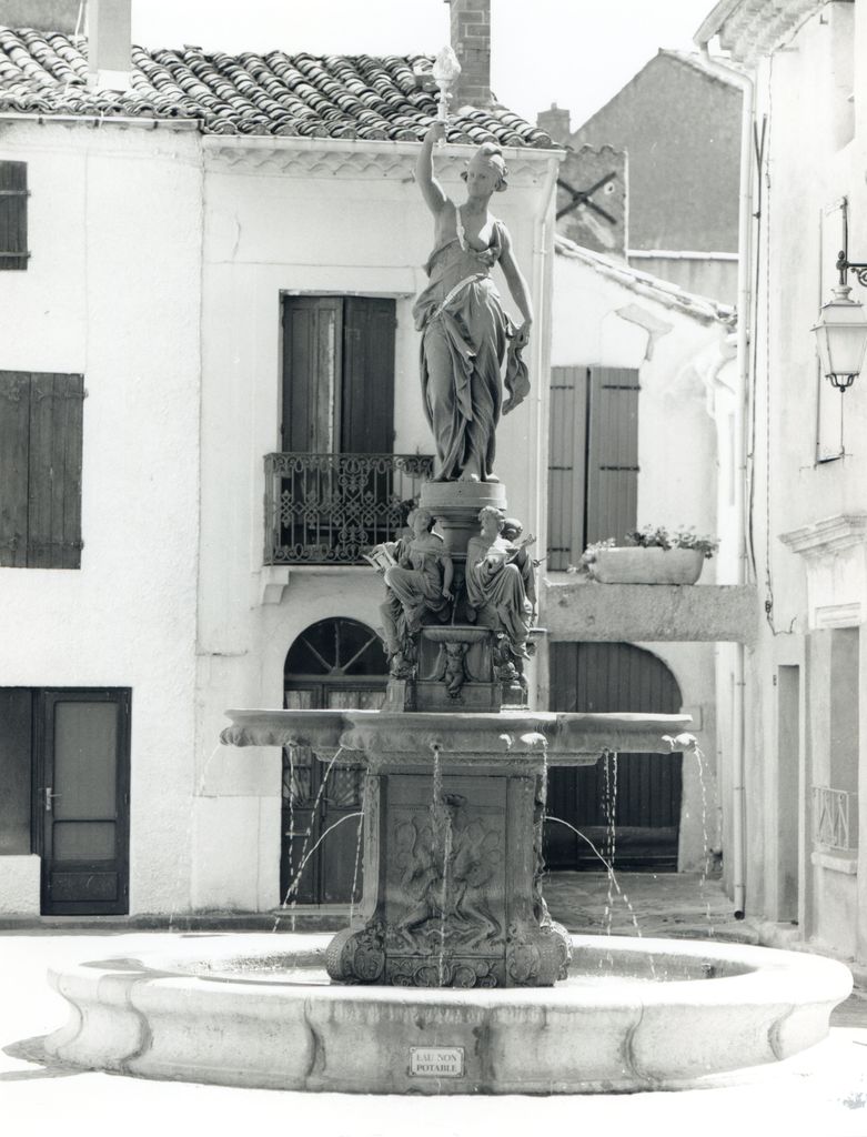 monument (monument commémoratif), fontaine monumentale, de la république