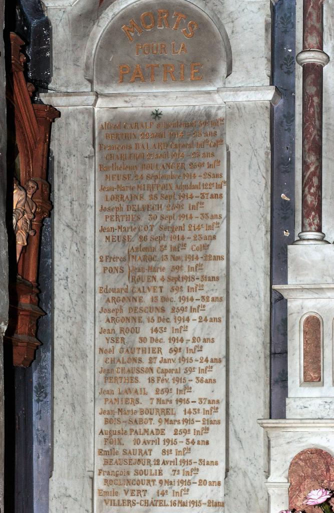 chapelle du monument aux morts de la guerre de 1914-1918 avec un autel secondaire, un tabernacle, trois tableaux, une statue, 6 plaques commémoratives un drapeau et une peinture.