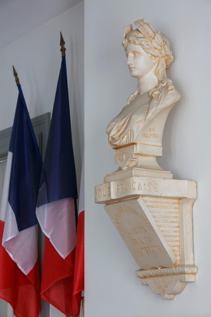 buste  : Marianne, avec console