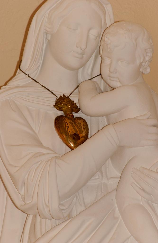 coeur de dévotion marial de la statue de la Vierge à l'Enfant